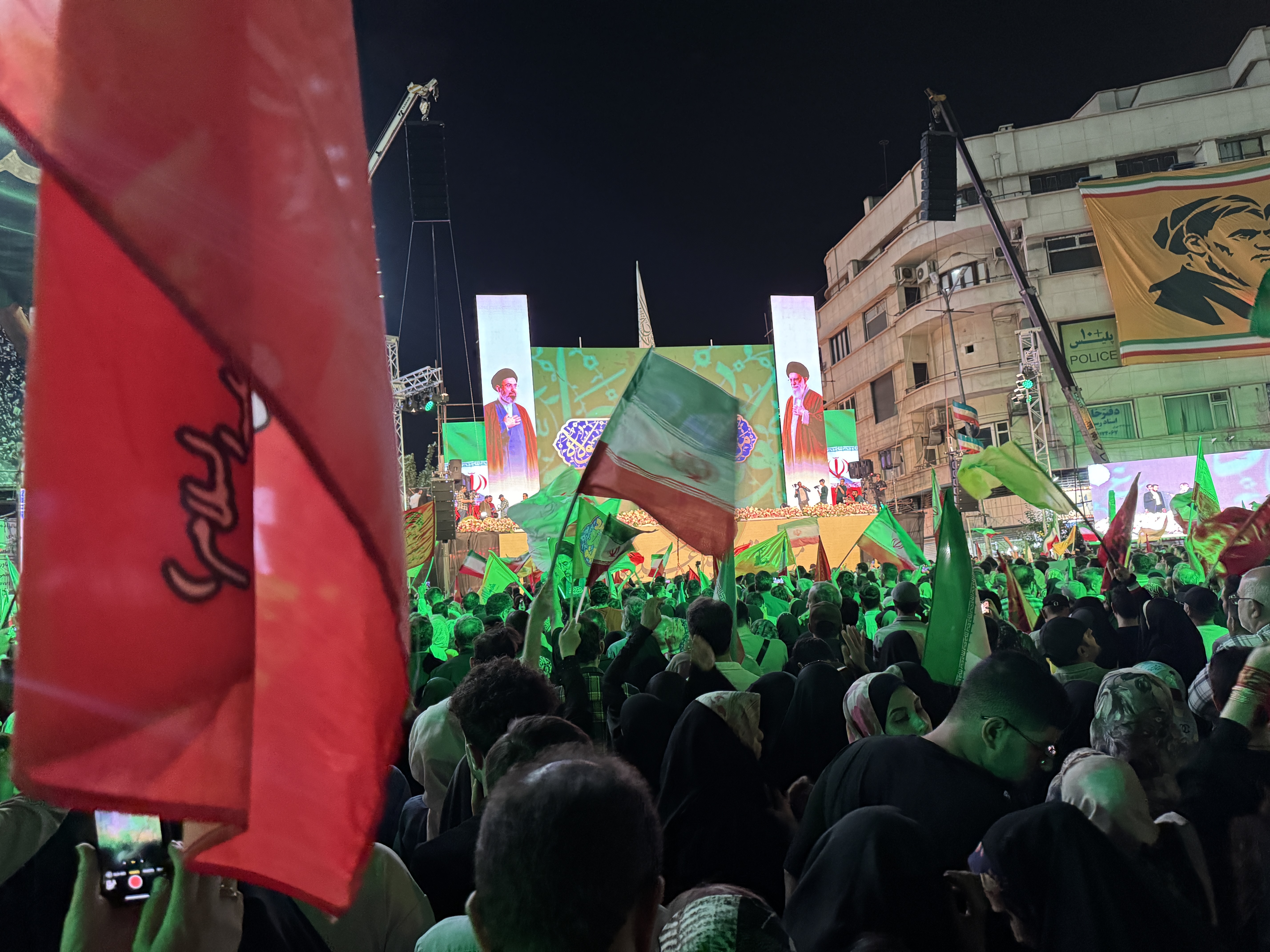 میدان انقلاب ساعت ۲۲:۳۲